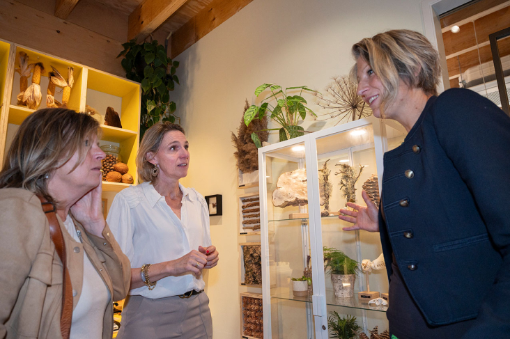 Mirjam Sterk en Jelka Both krijgen van ondernemer Saskia Hagedoorn tekst en uitleg bij de educatieruimte van Wereld van Weelde.
