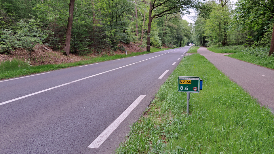 Provinciale weg N224 tussen Zeist en Woudenberg met 2 rijstroken, hectometerbordje en fietspad.