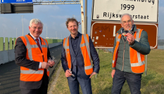 Bestuurders provincie Utrecht, RWS en Fietsersbond op de Jan Blankenbrug