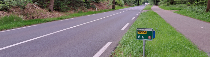 Provinciale weg N224 tussen Zeist en Woudenberg met 2 rijstroken, hectometerbordje en fietspad.
