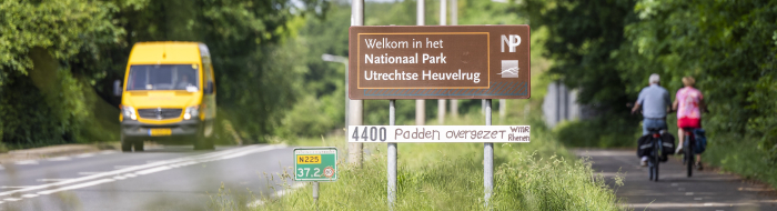 N225 met bord 'Nationaal Park Utrechtse Heuvelrug'