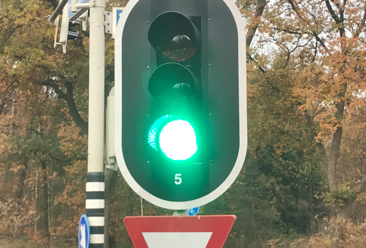 verkeerslicht dat op groen staat