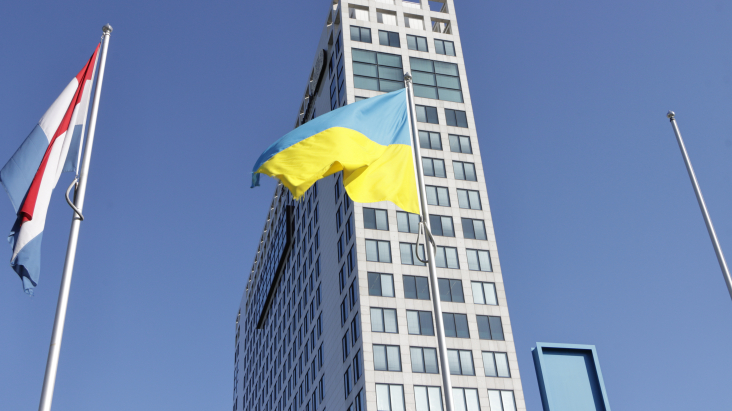 Provinciehuis met Oekraïense vlag