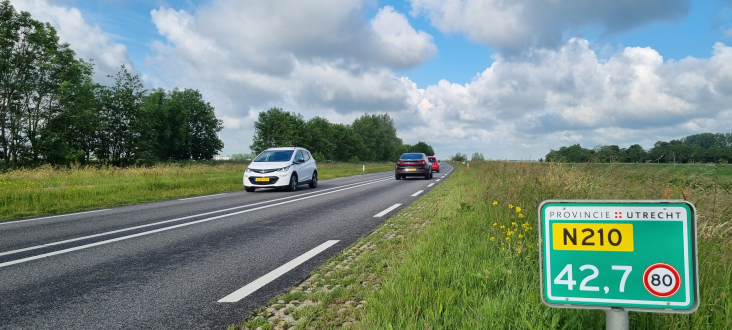 De provinciale weg N210 met in de berm een hectometerbordje van de provincie Utrecht