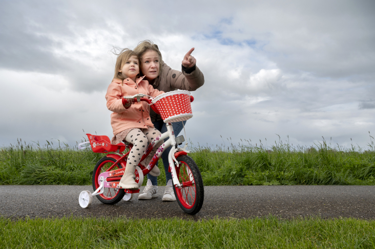 Linda de Wolde met dochter op driewieler