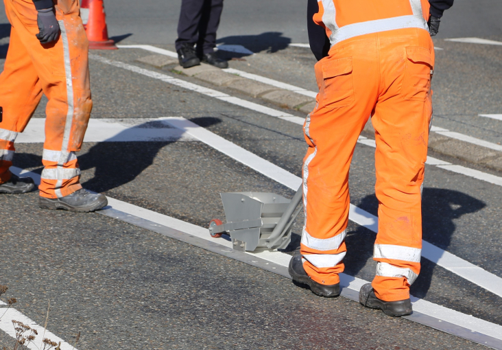 Trackline medewerkers trekken lijnen