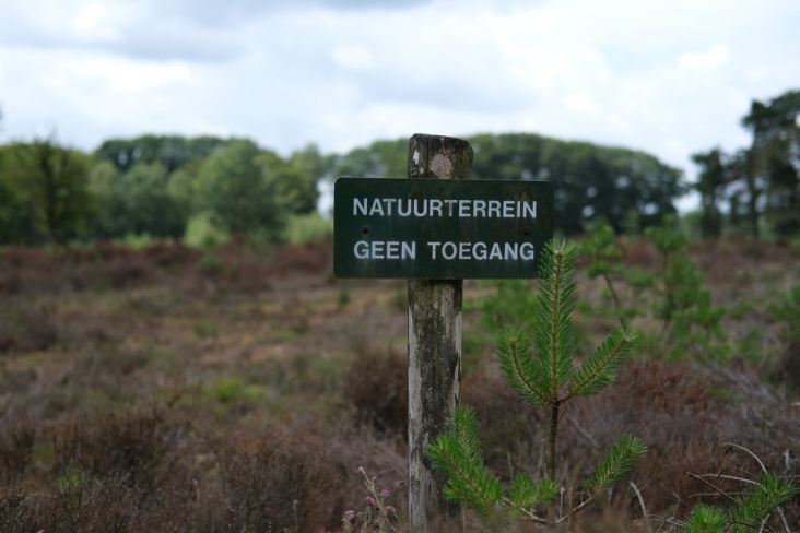 Foto landgoed Den Treek Leusden met op de foto een bord 'natuurgebied, verboden toegang'