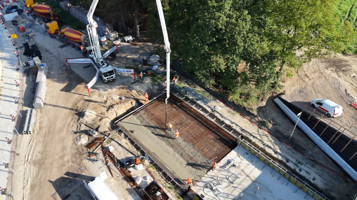 Betonstort bij het ecoduct Maarsbergen vanaf bovenaf