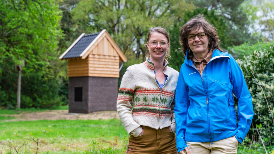 Fiona Boonk en Joke Kleijweg op Kamp van Zeist met op de achtergrond de vleermuistoren.